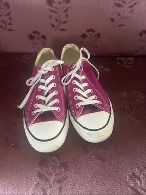 Converse Chuck Taylor All Star Low Top – Berry Magenta (Women’s 10 / Men’s 8)